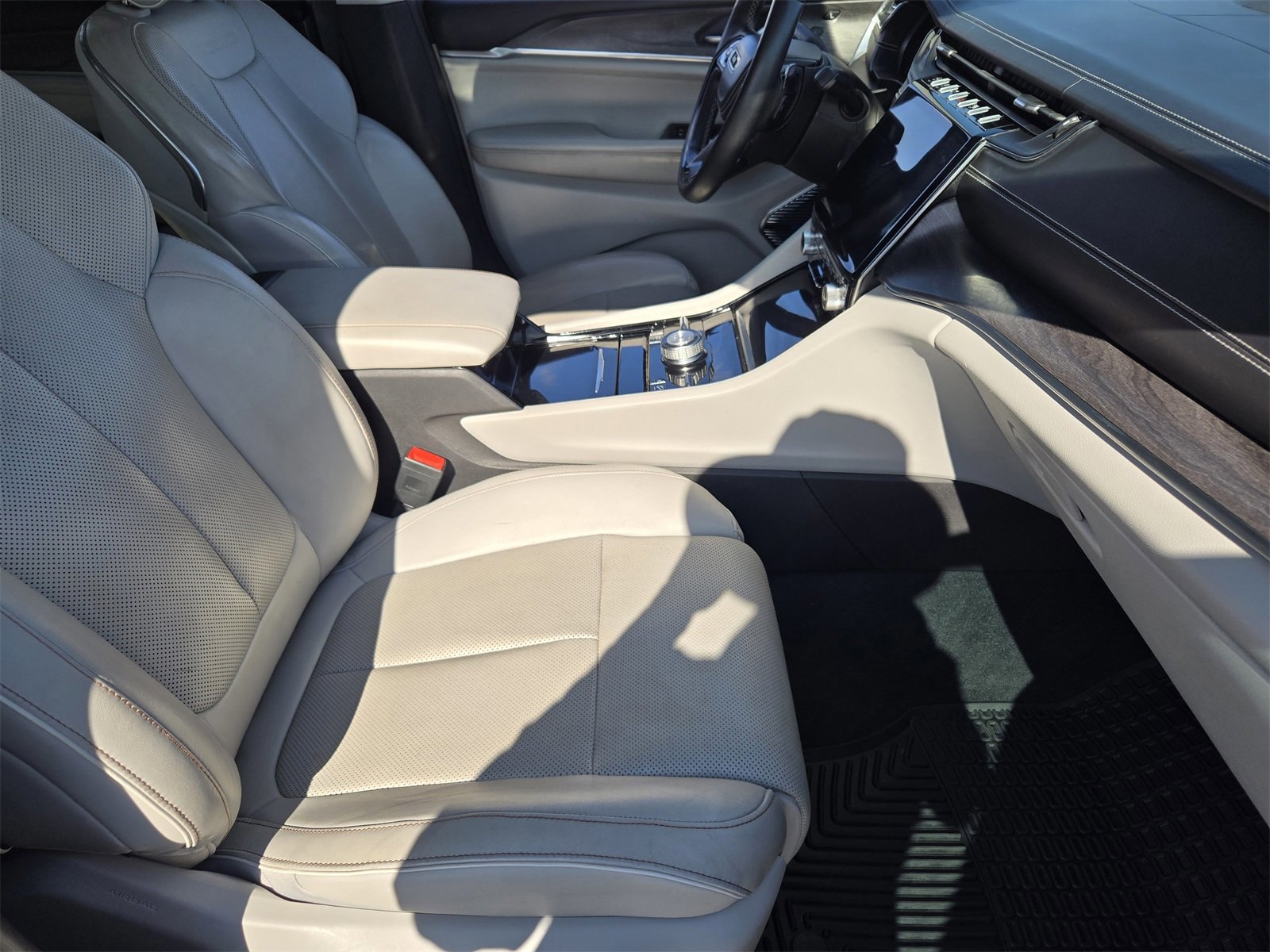 Used 2022 Jeep Grand Cherokee L Overland w/ Advanced Protech Group III image 12