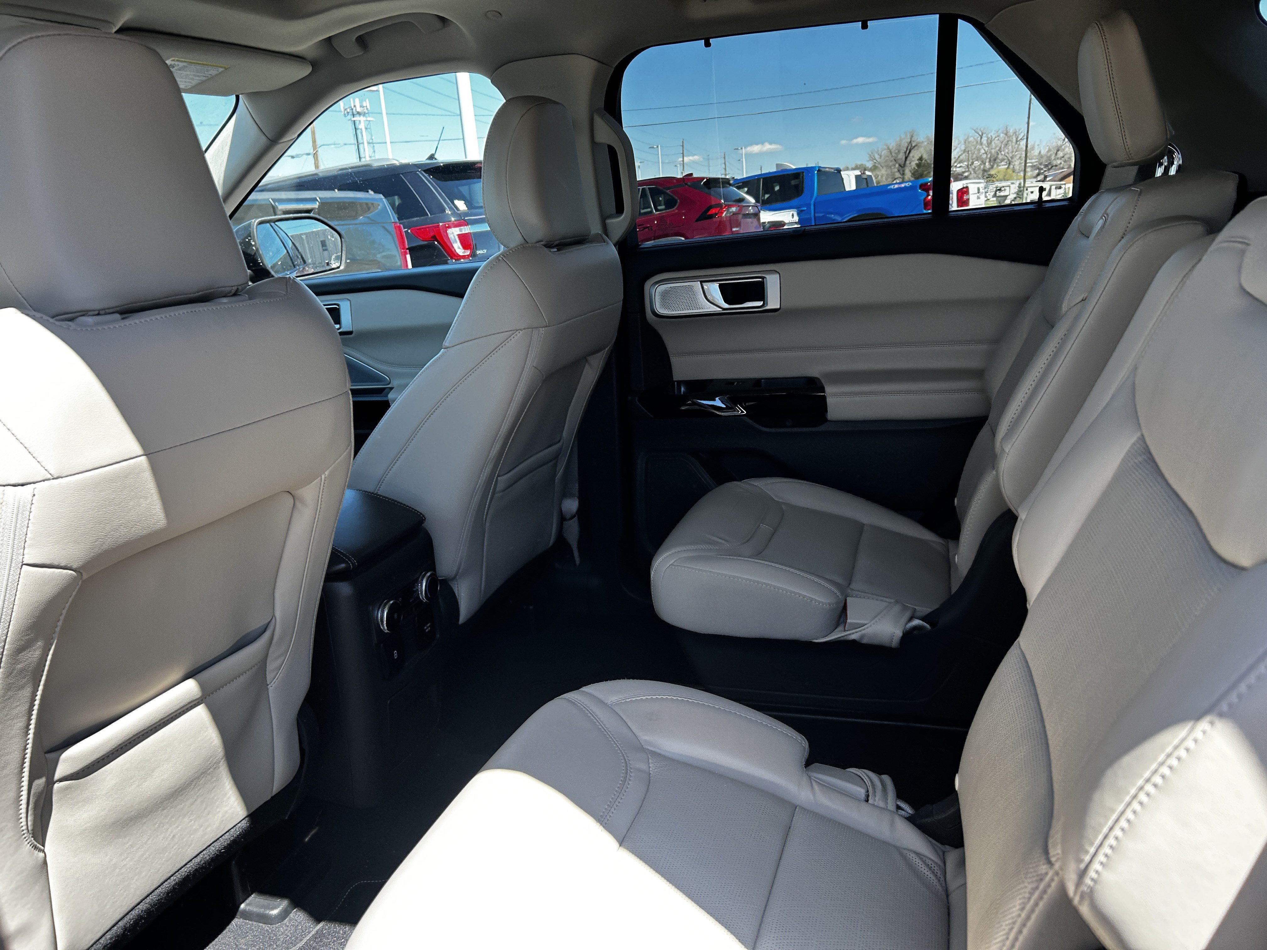 Certified 2022 Ford Explorer Platinum w/ Premium Technology Package AWD/4WD image 10