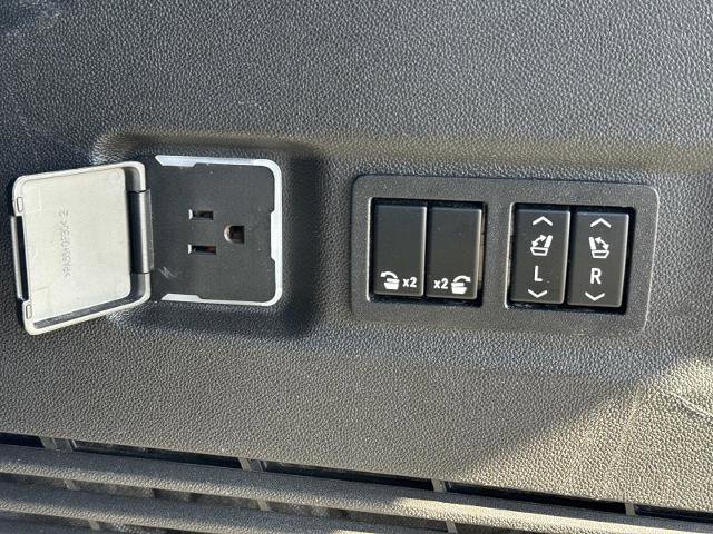 Used 2022 GMC Yukon XL SLT w/ SLT Premium Package image 14