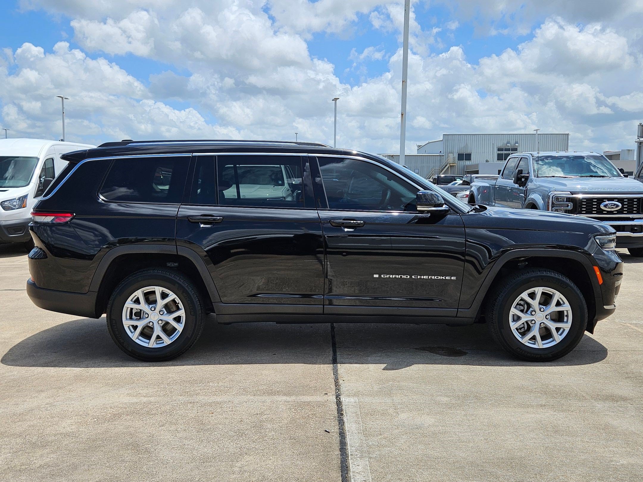 Used 2023 Jeep Grand Cherokee L Limited w/ Luxury Tech Group II AWD/4WD image 2