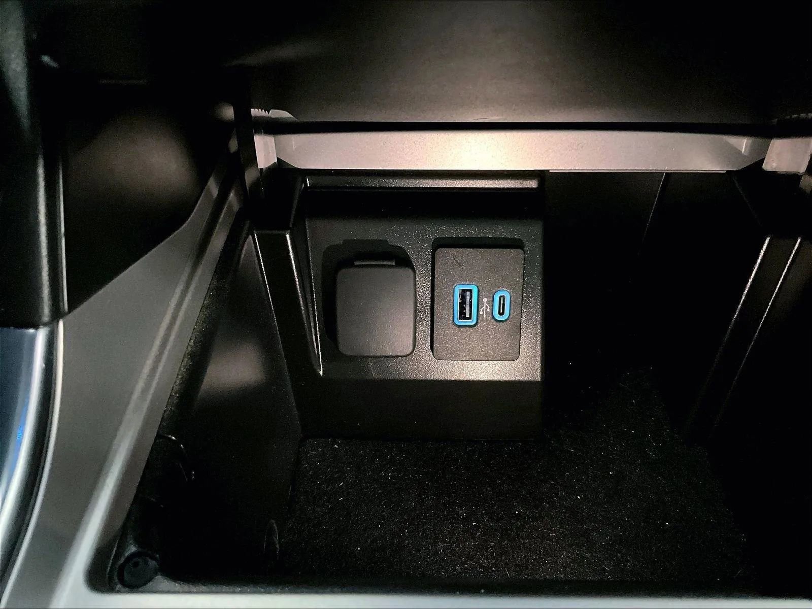 Certified 2022 Ford Explorer XLT w/ Equipment Group 202A image 32