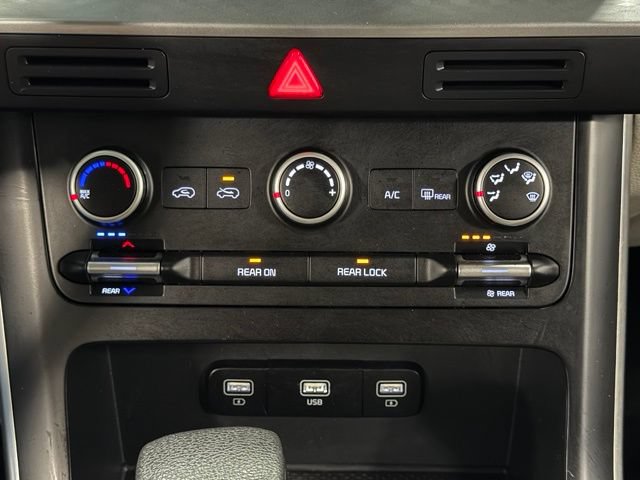 Used 2023 Kia Carnival LX FWD image 29