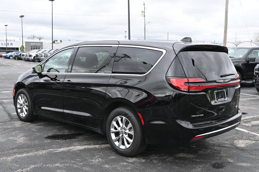 Used 2024 Chrysler Pacifica Touring-L AWD/4WD image 11
