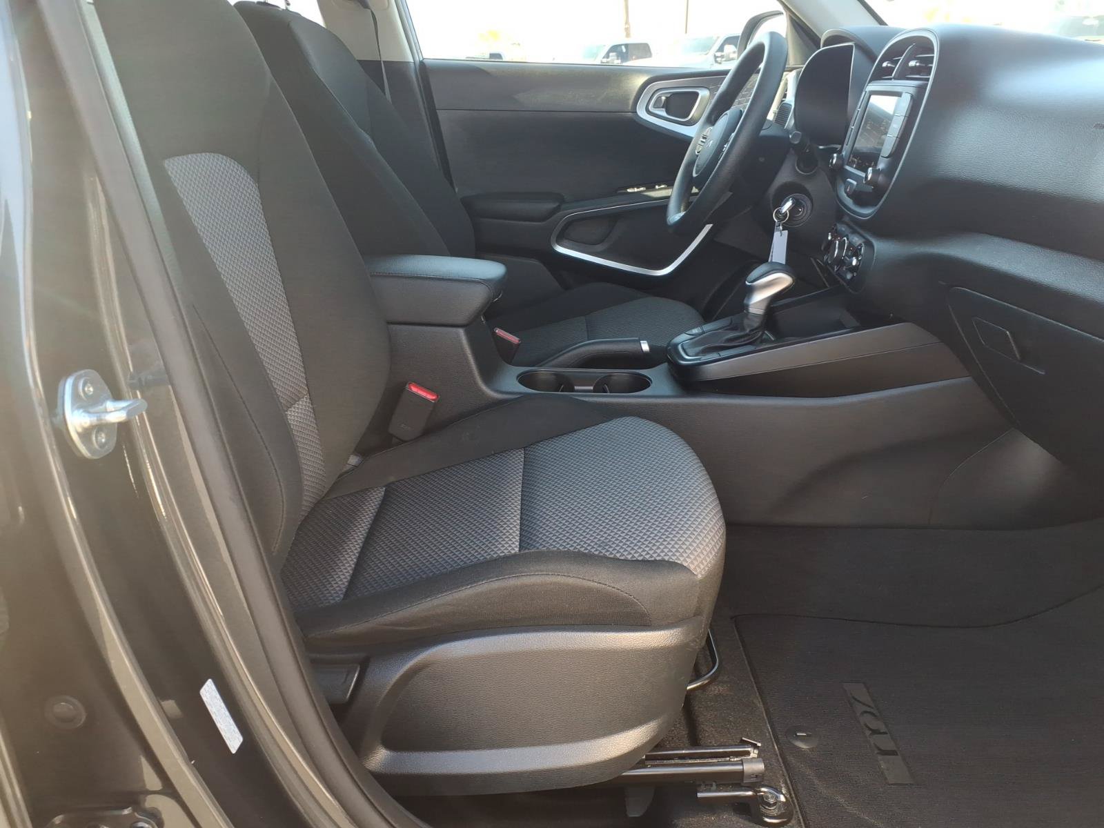 Used 2025 Kia Soul LX w/ LX Technology Package FWD image 11