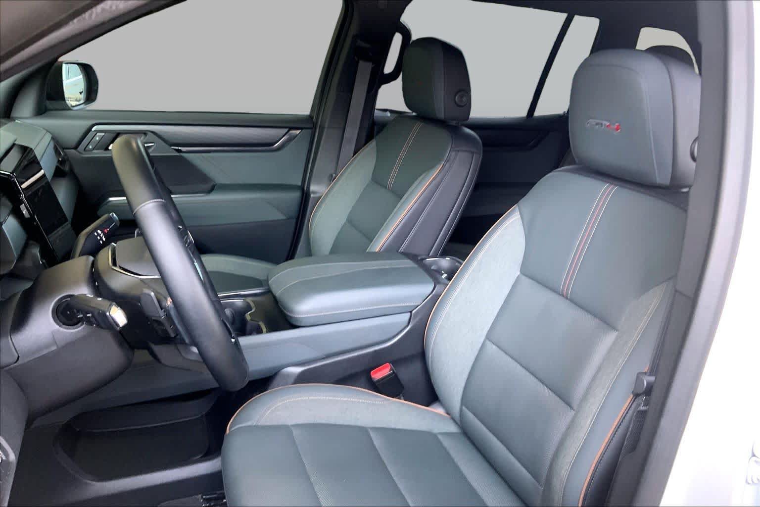Used 2025 GMC Acadia AT4 w/ Luxury Package AWD/4WD image 8