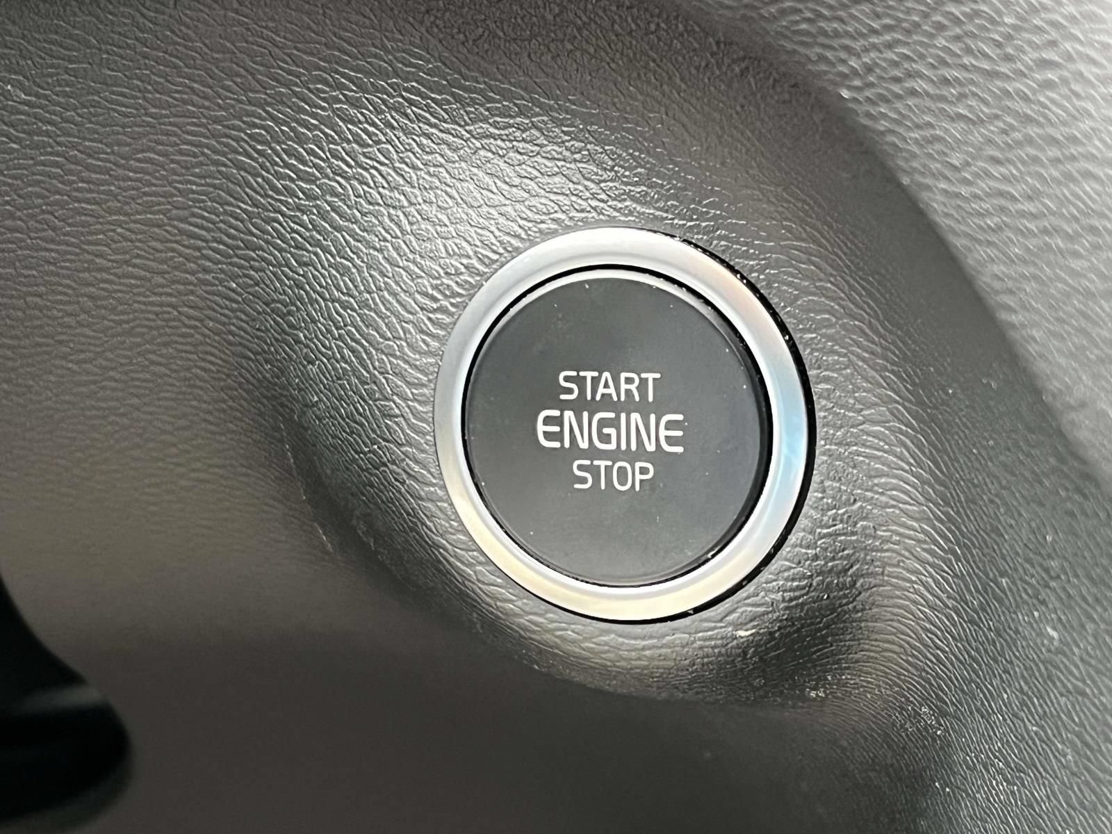 Used 2025 Volvo XC40 B5 Plus AWD/4WD image 30