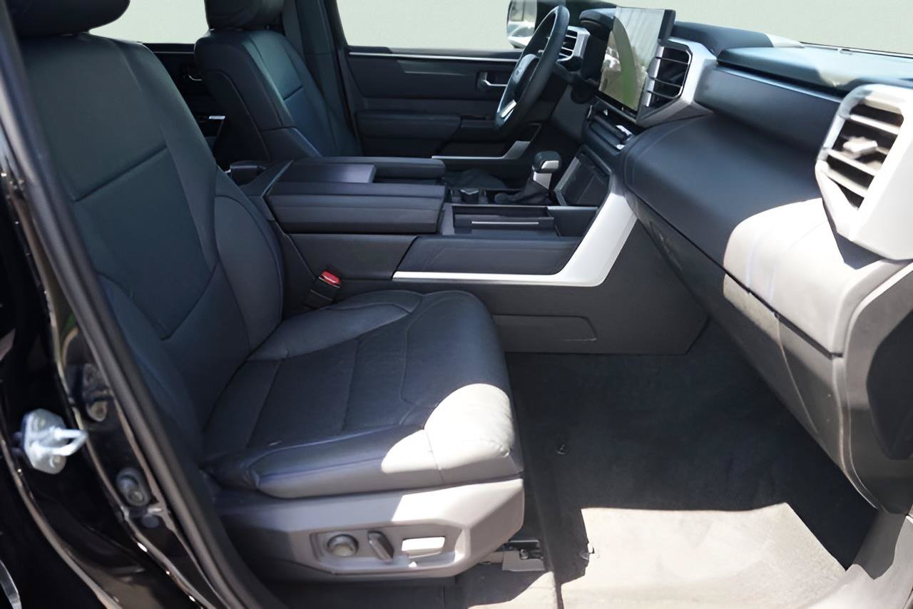 Used 2024 Toyota Sequoia Platinum AWD/4WD image 21