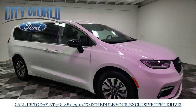 Used 2024 Chrysler Pacifica Select image 3