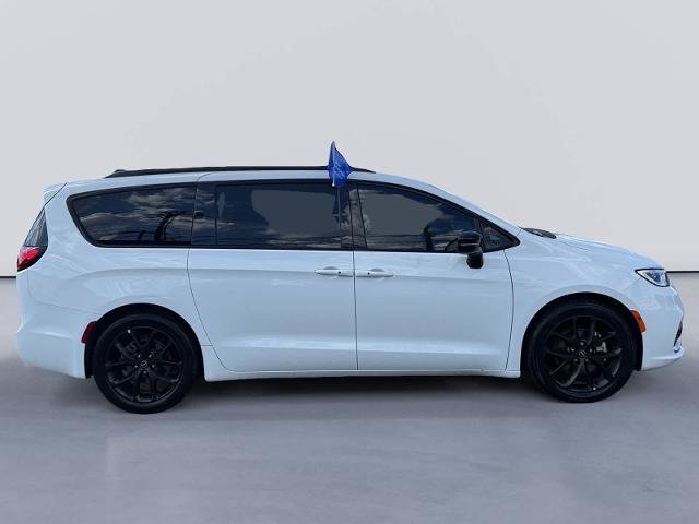 Used 2025 Chrysler Pacifica Limited FWD image 6