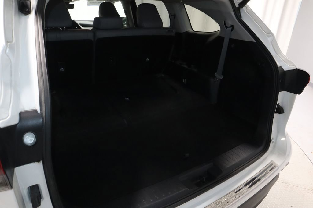 Used 2023 Toyota Highlander XLE FWD image 17
