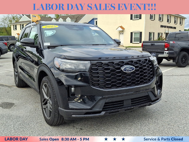 Certified 2025 Ford Explorer ST-Line w/ Premium Package AWD/4WD image 2