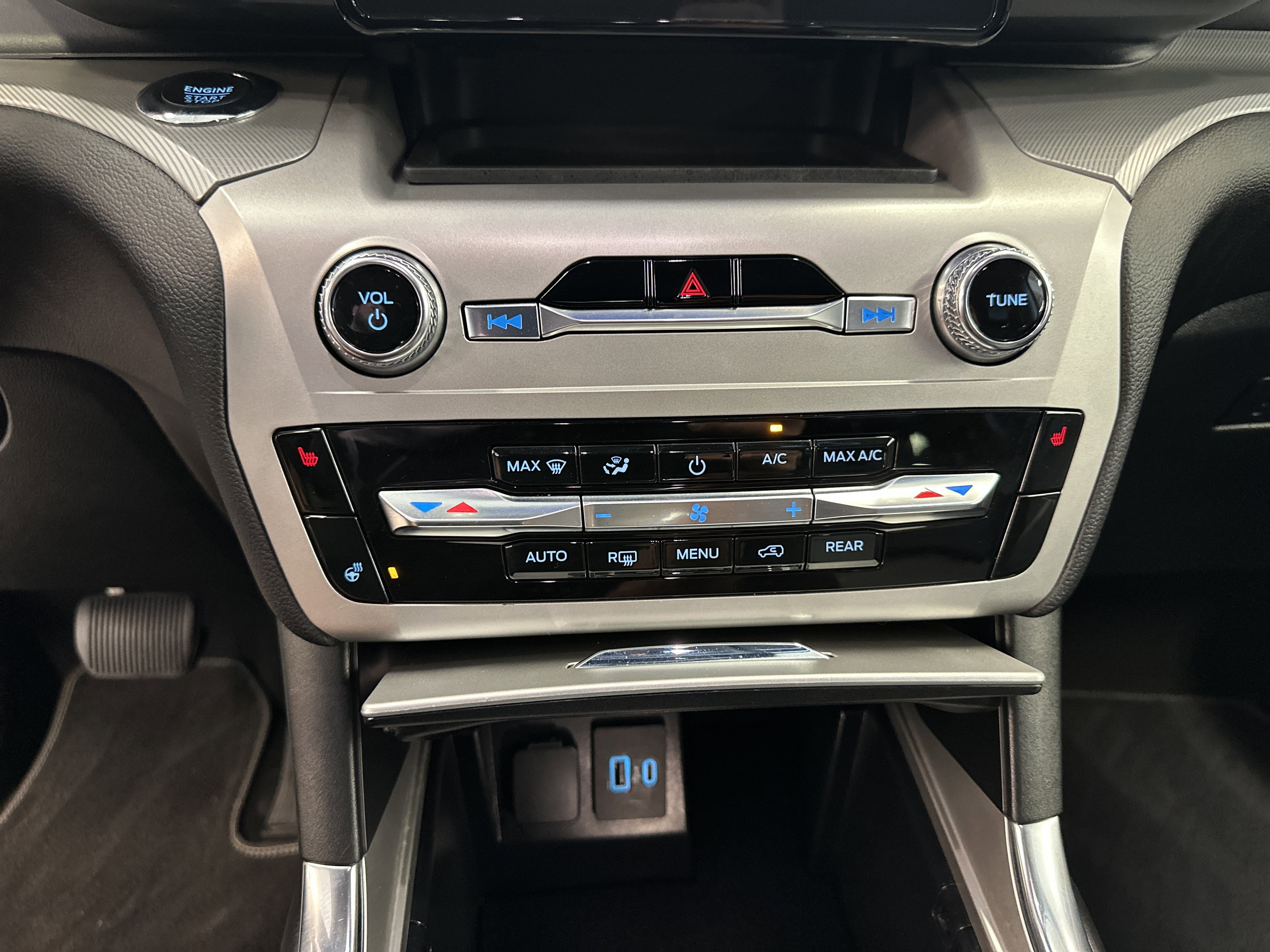 Certified 2022 Ford Explorer XLT w/ Equipment Group 202A image 33