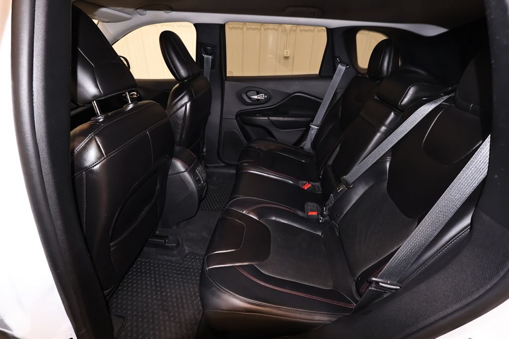 Used 2019 Jeep Cherokee Trailhawk w/ Cold Weather Group AWD/4WD image 16