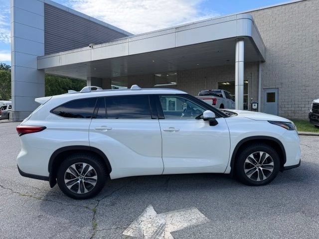 Used 2021 Toyota Highlander XLE AWD/4WD image 6