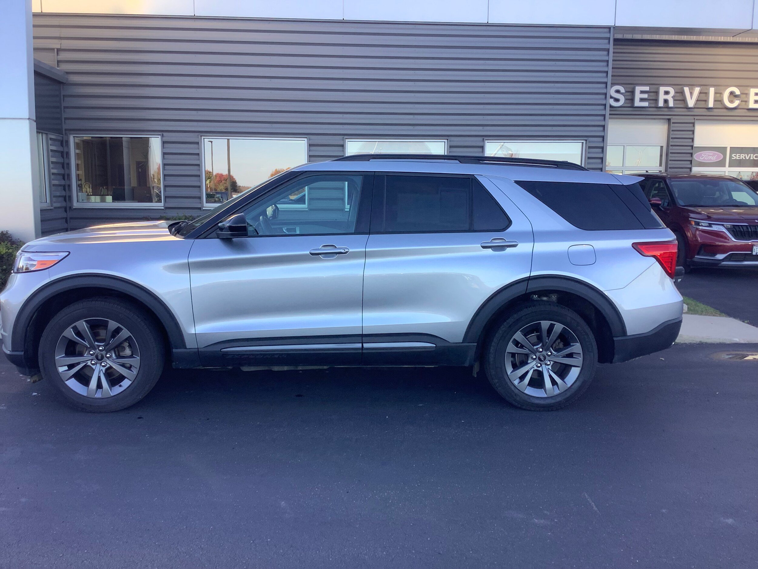 Certified 2024 Ford Explorer XLT w/ Equipment Group 202A AWD/4WD image 3