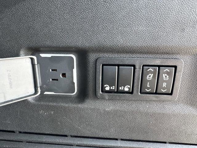 Used 2021 GMC Yukon XL SLT w/ SLT Premium Package image 14