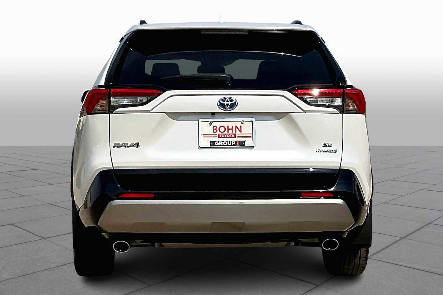 Used 2024 Toyota RAV4 SE image 2