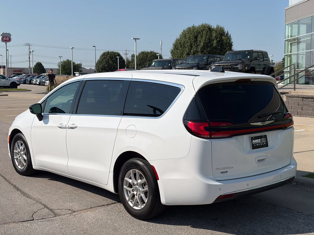 Used 2024 Chrysler Pacifica Touring-L FWD image 4