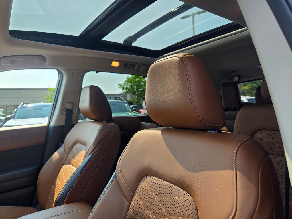 Used 2024 Nissan Pathfinder Platinum image 25