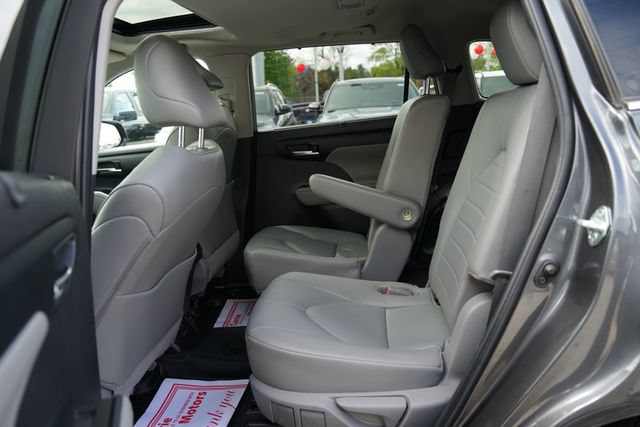 Used 2023 Toyota Highlander XLE AWD/4WD image 9