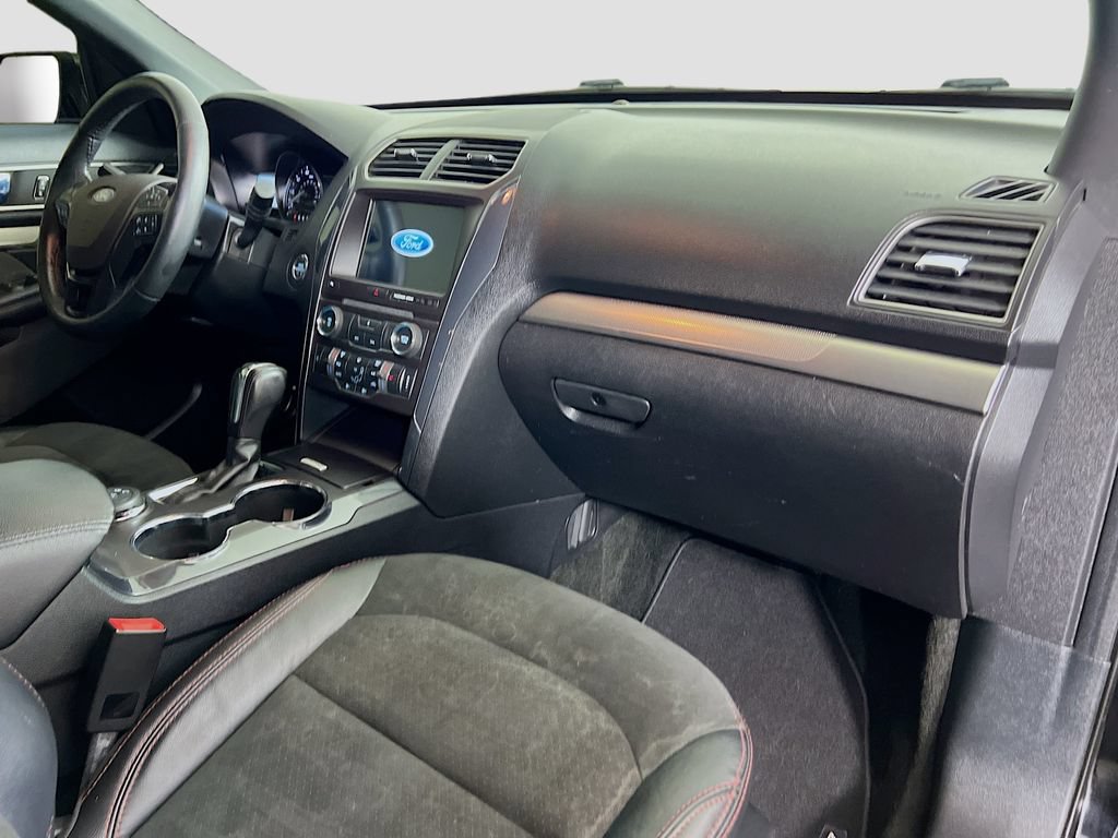 Certified 2018 Ford Explorer XLT w/ Equipment Group 202A AWD/4WD image 34