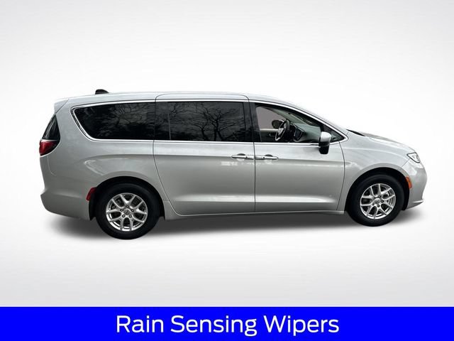 Used 2023 Chrysler Pacifica Touring-L FWD image 11