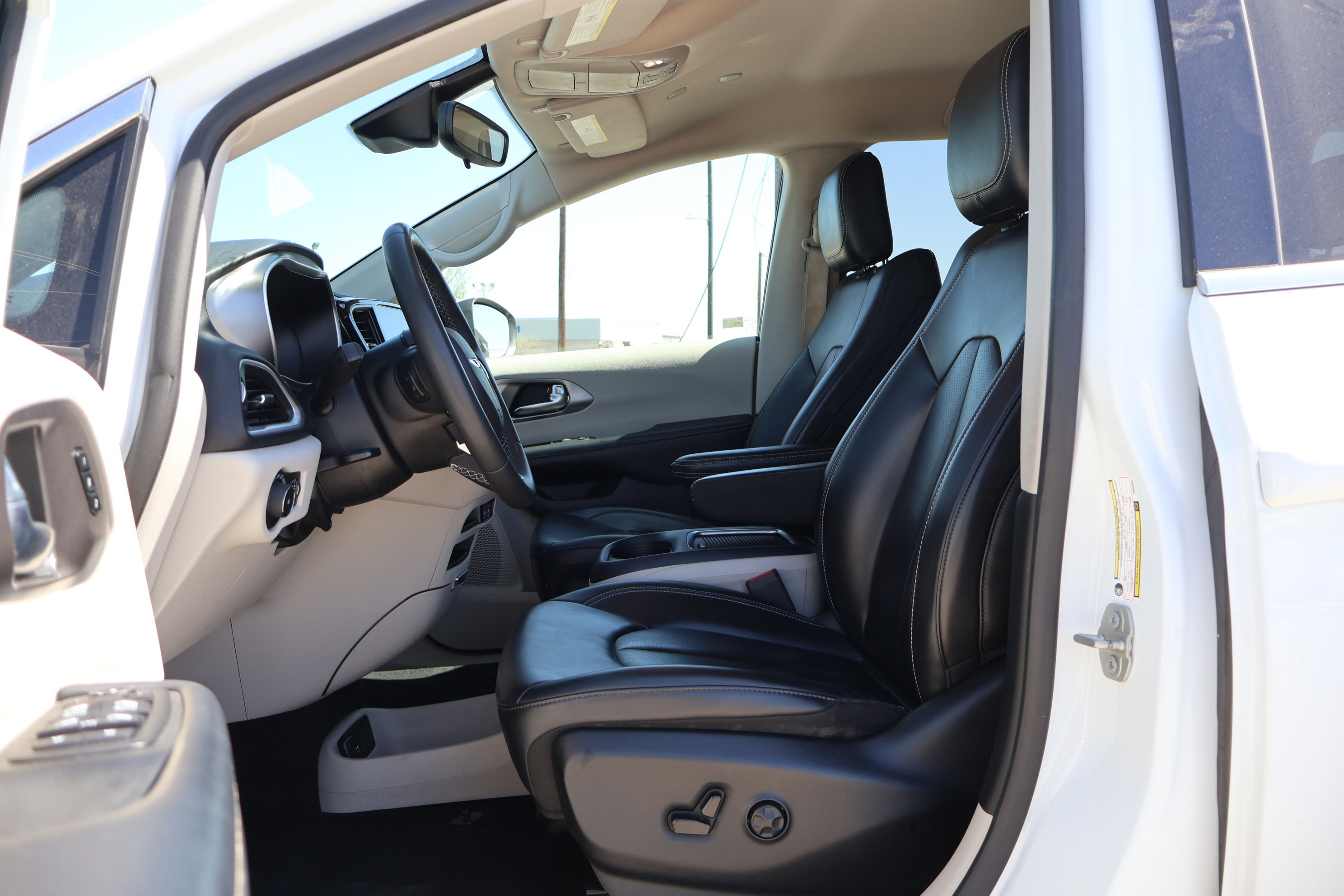 Used 2023 Chrysler Pacifica Touring-L image 13