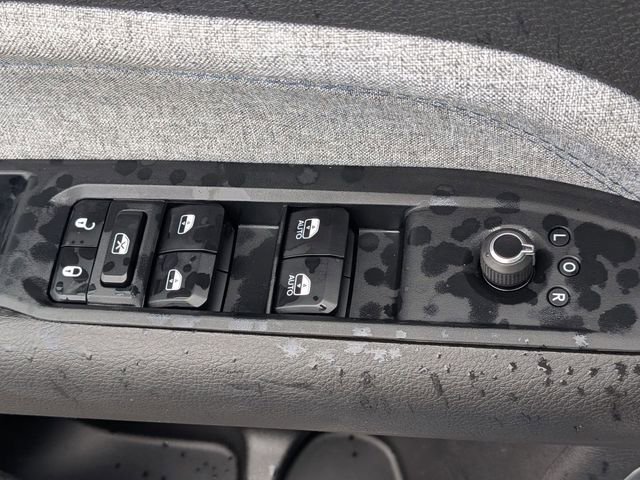 Used 2025 Jeep Compass Latitude w/ Sun & Sound Group AWD/4WD image 16