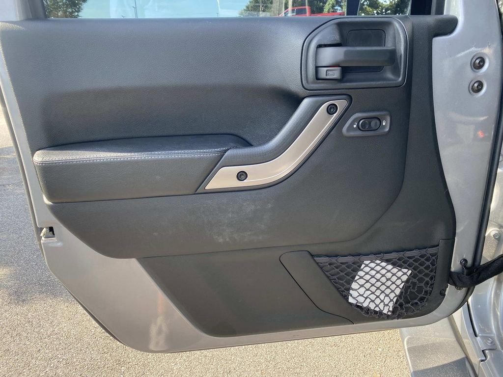 Used 2018 Jeep Wrangler Unlimited Sahara AWD/4WD image 15