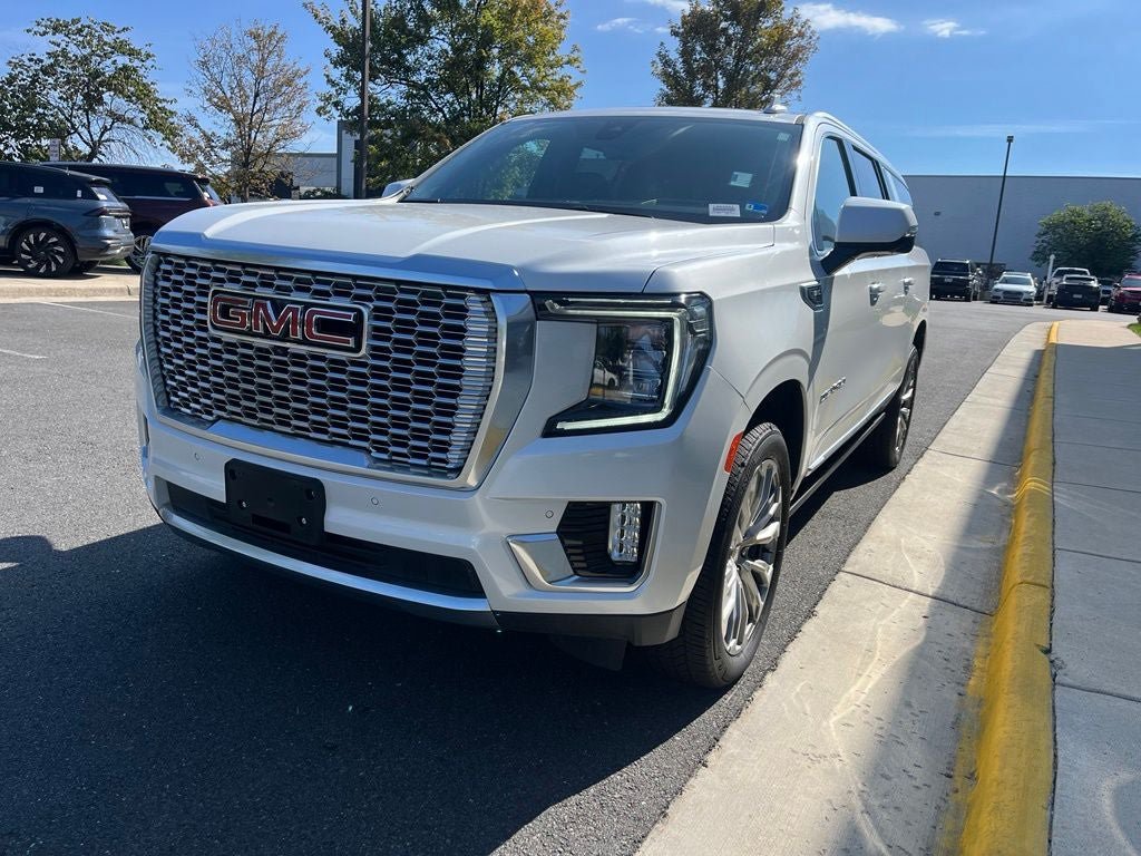 Used 2021 GMC Yukon XL Denali w/ Denali Premium Package AWD/4WD image 3