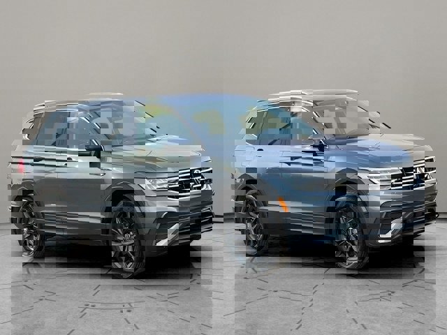 Used 2024 Volkswagen Tiguan SE w/ Panoramic Sunroof Package image 12