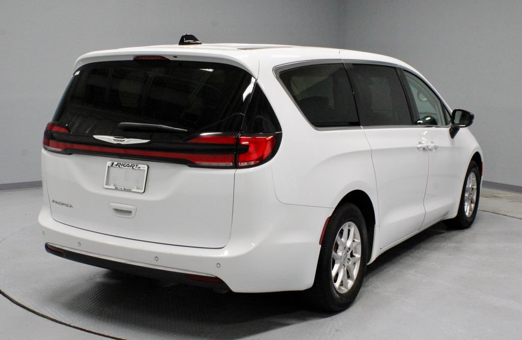 Used 2024 Chrysler Pacifica Touring-L FWD image 11