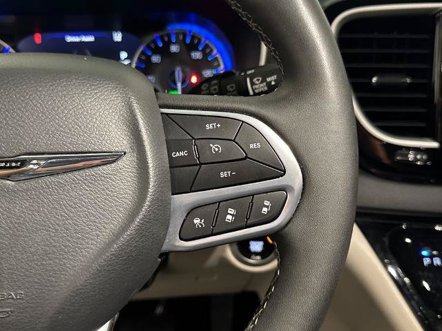 Used 2024 Chrysler Pacifica Touring-L FWD image 21