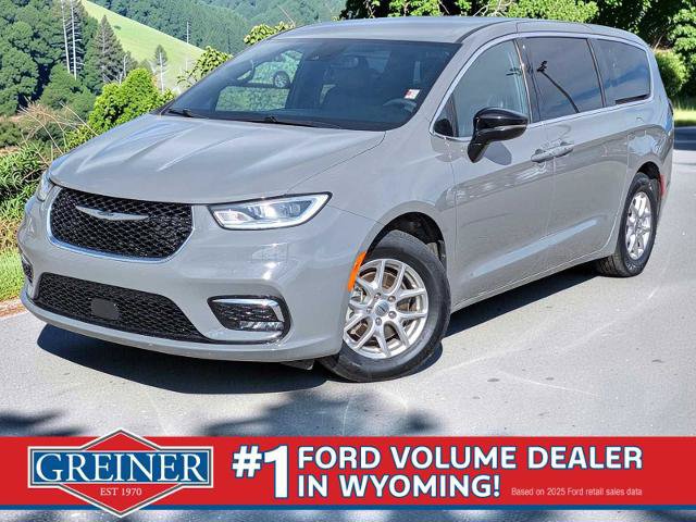 Used 2025 Chrysler Pacifica Select FWD image 1