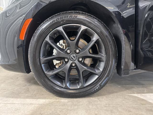 Used 2025 Chrysler Pacifica Limited FWD image 15