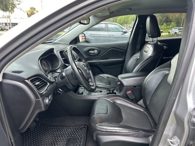 Used 2019 Jeep Cherokee Trailhawk AWD/4WD image 13