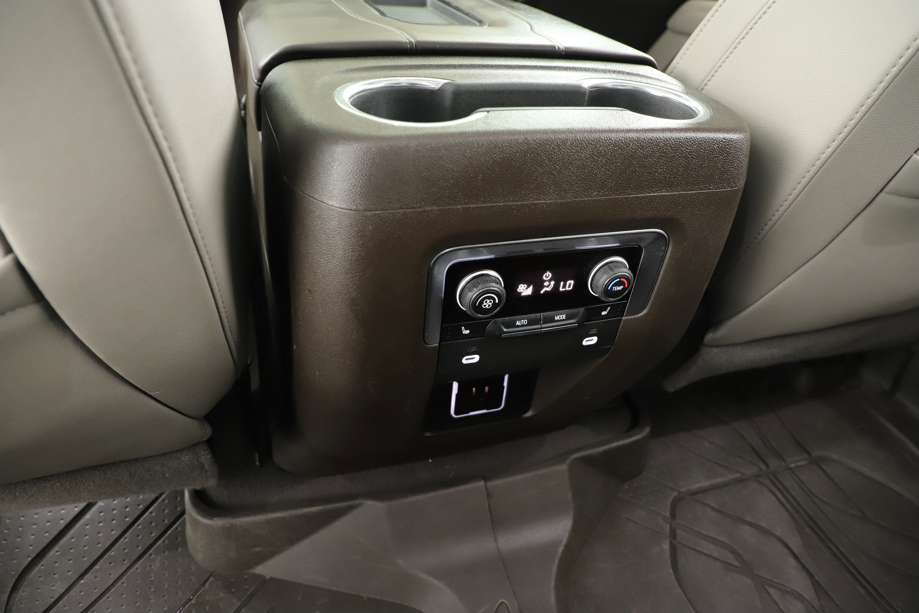 Used 2022 Chevrolet Tahoe Z71 w/ Luxury Package image 25