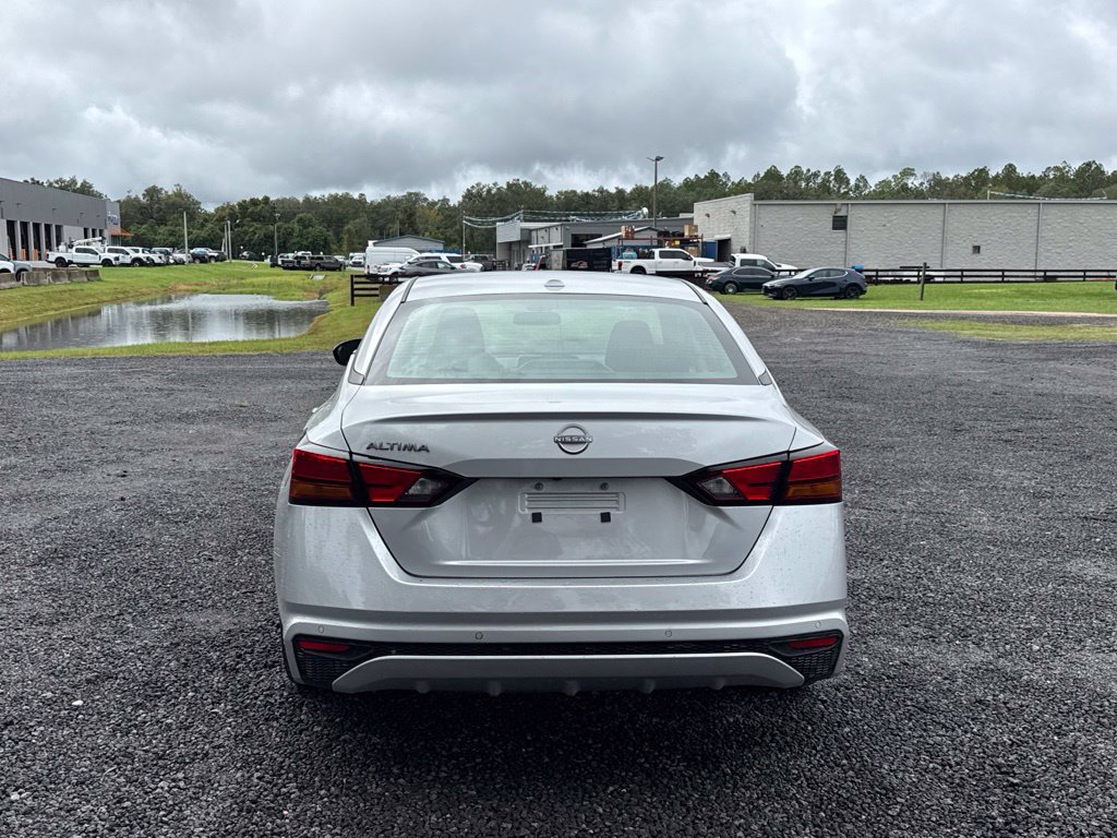 Used 2025 Nissan Altima 2.5 SV FWD image 4