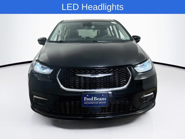 Used 2024 Chrysler Pacifica Touring-L FWD image 2