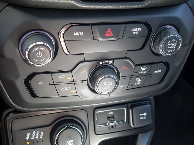 Used 2020 Jeep Renegade Latitude w/ Cold Weather Group AWD/4WD image 21