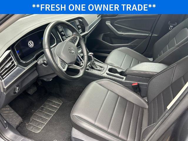 Used 2024 Volkswagen Jetta SE FWD image 2