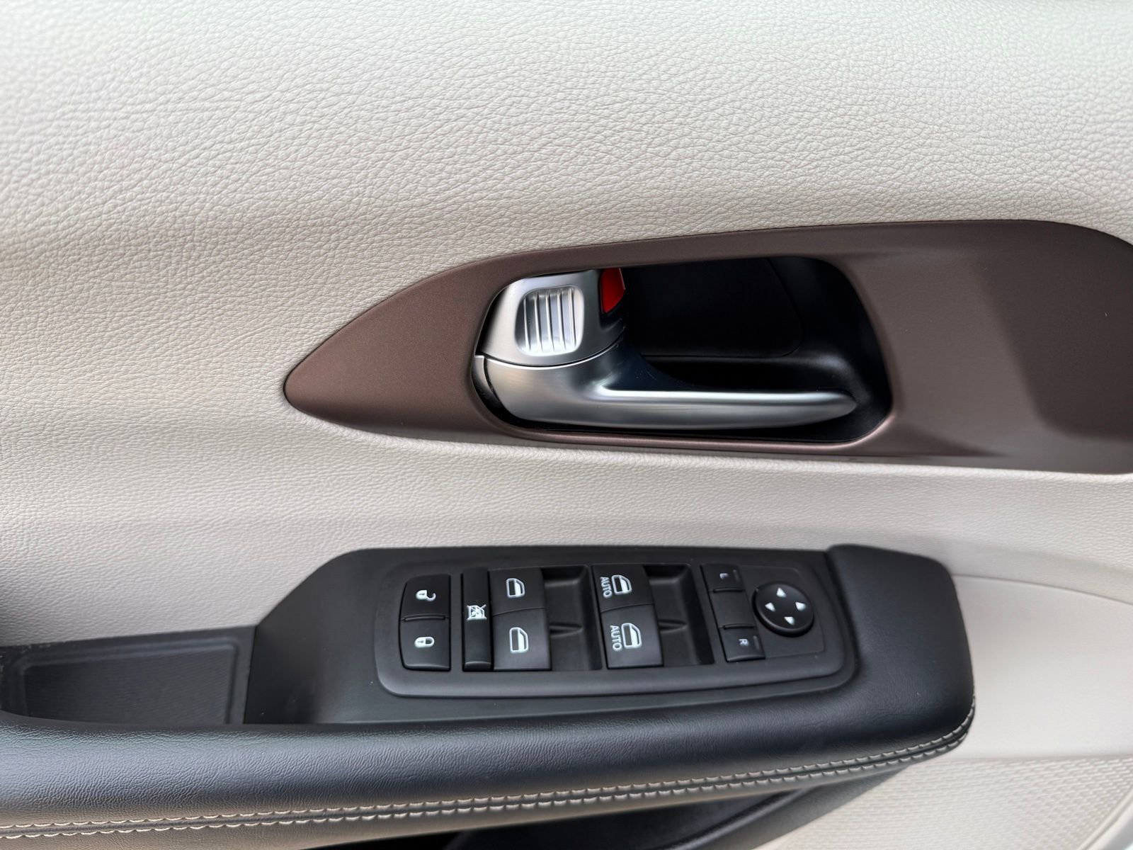 Used 2023 Chrysler Voyager LX FWD image 14