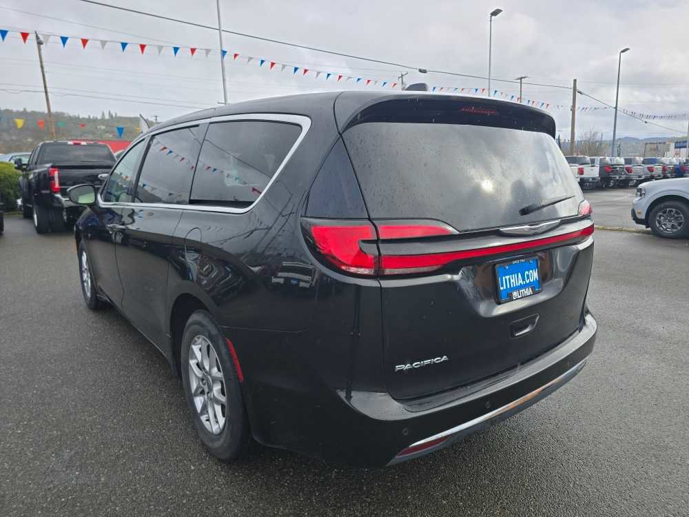 Used 2023 Chrysler Pacifica Touring-L image 3