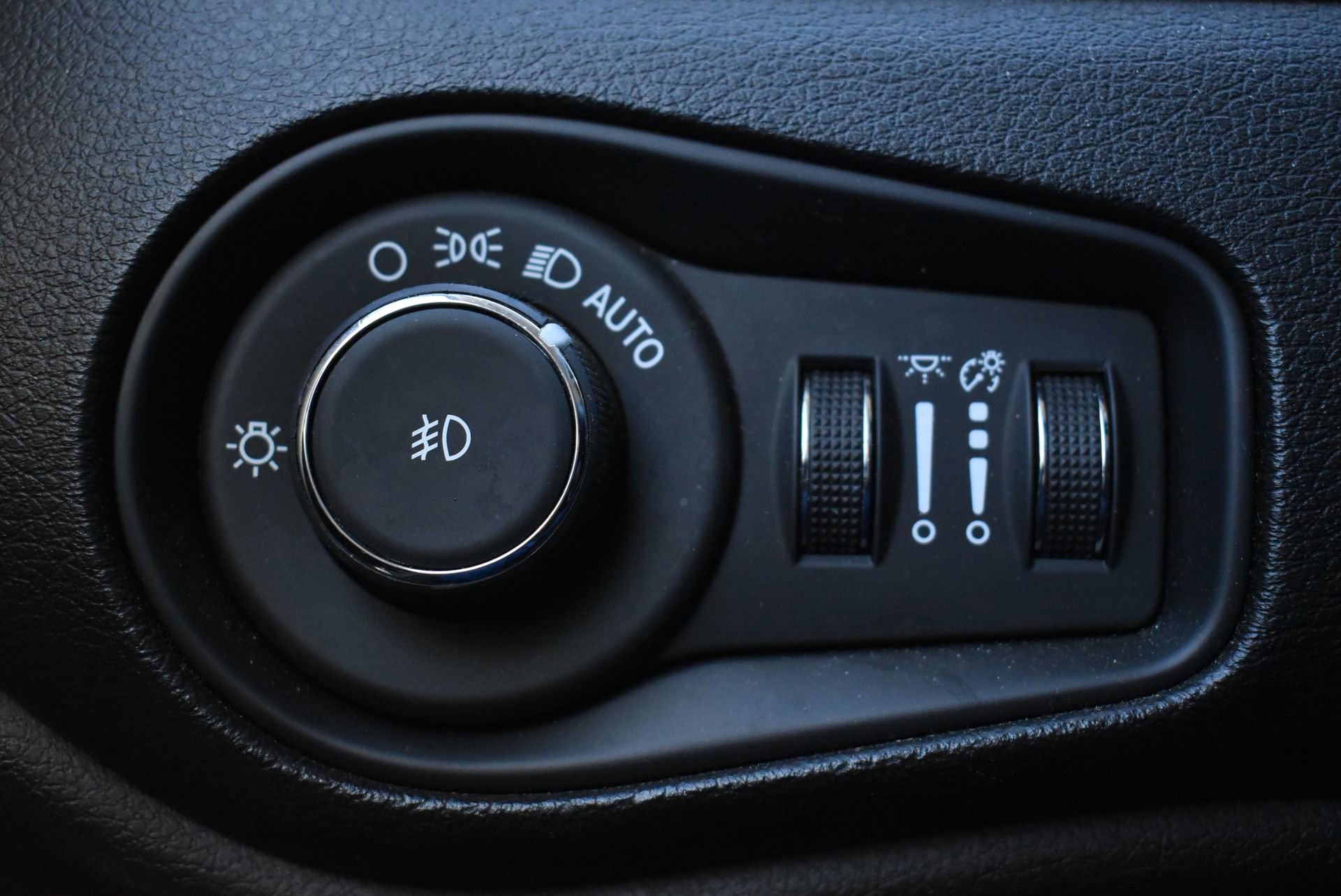Used 2019 Jeep Renegade Latitude FWD image 18