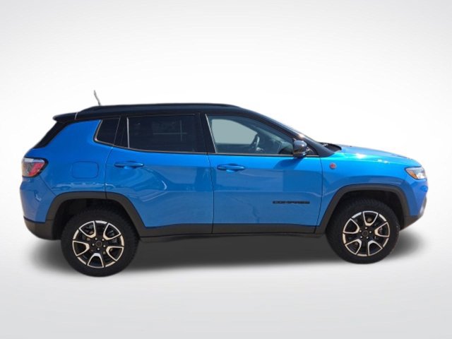 Used 2025 Jeep Compass Trailhawk AWD/4WD image 10