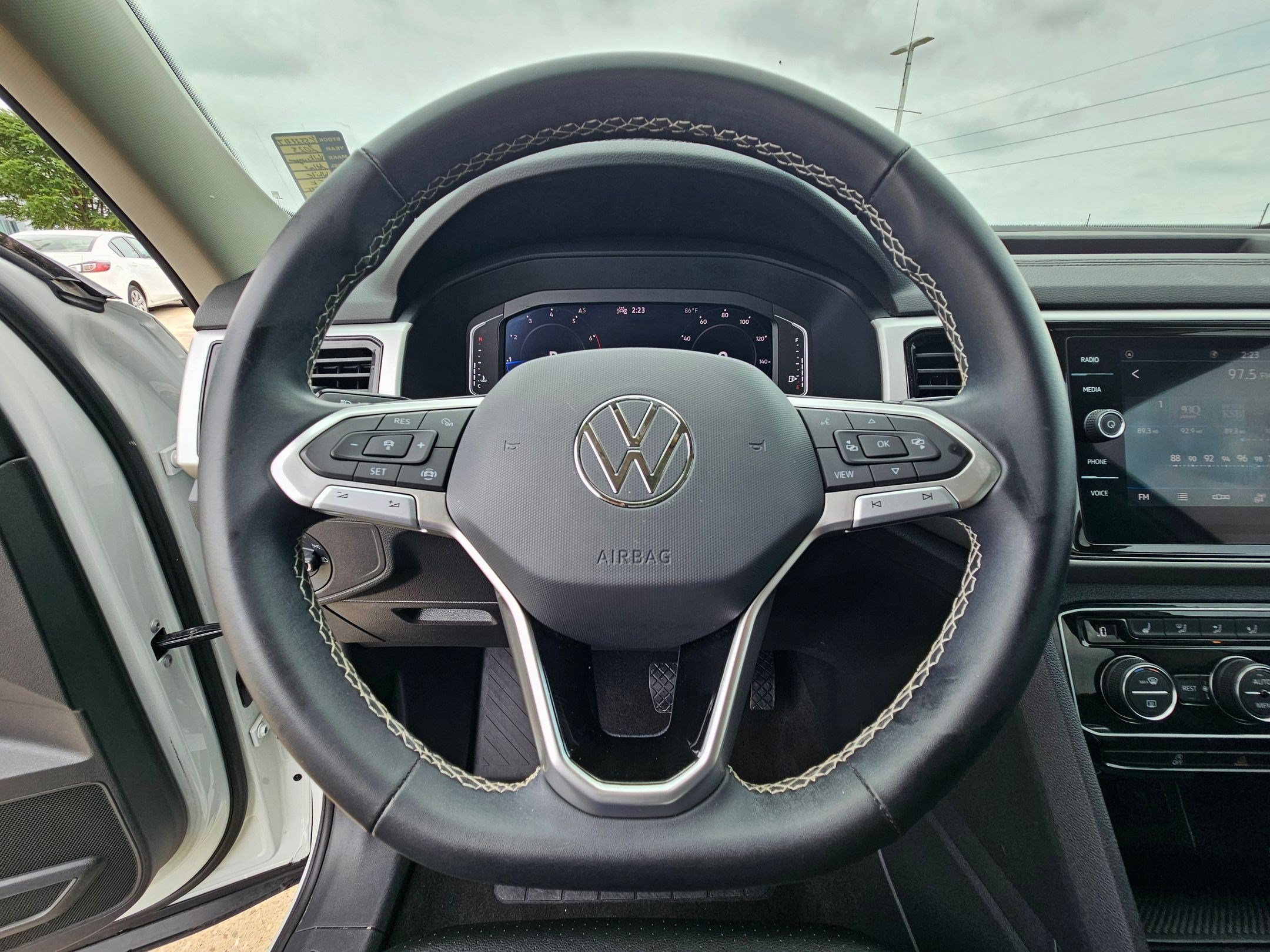 Used 2023 Volkswagen Atlas SE w/ Panoramic Sunroof Package FWD image 18