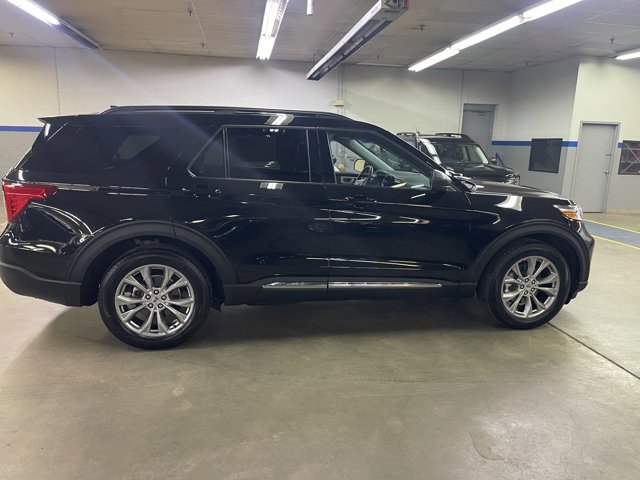 Certified 2023 Ford Explorer XLT w/ Equipment Group 202A AWD/4WD image 6
