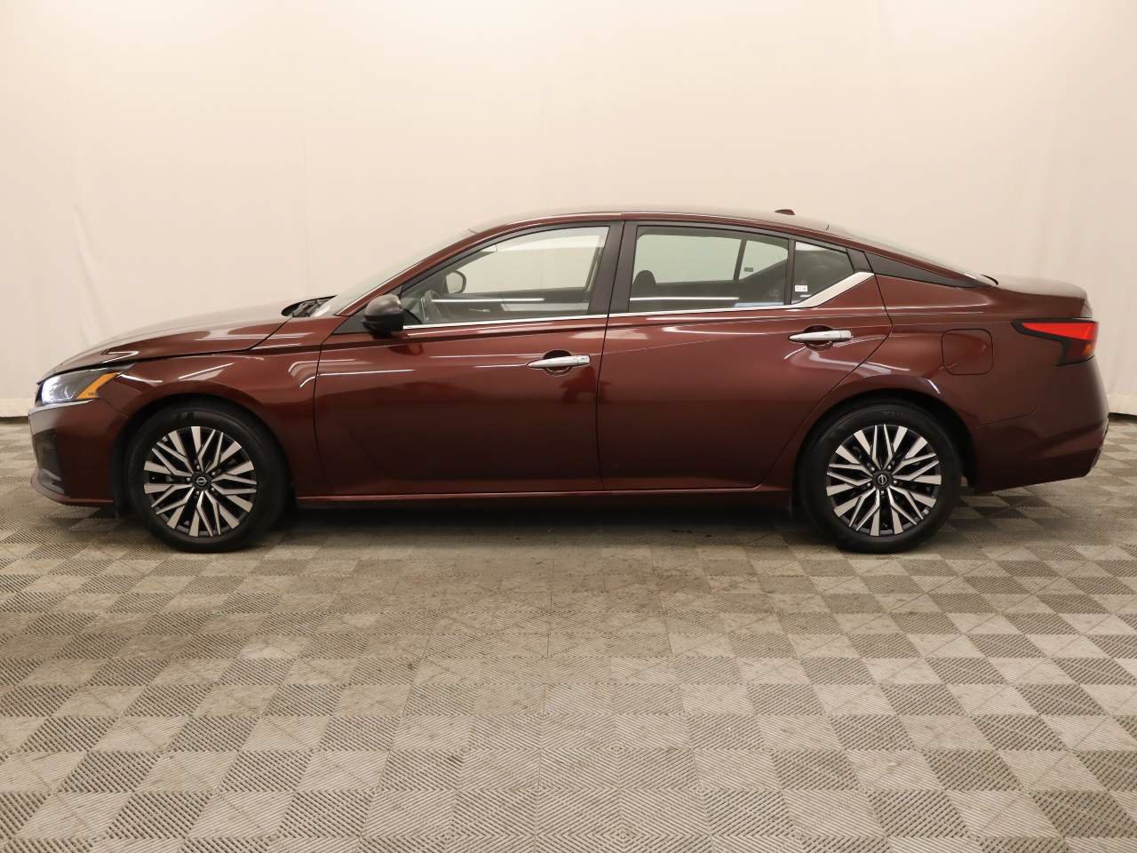 Used 2025 Nissan Altima 2.5 SV FWD image 2