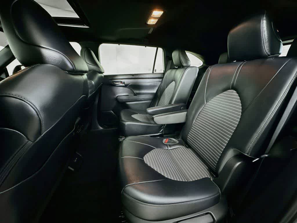 Used 2022 Toyota Highlander XSE FWD image 14