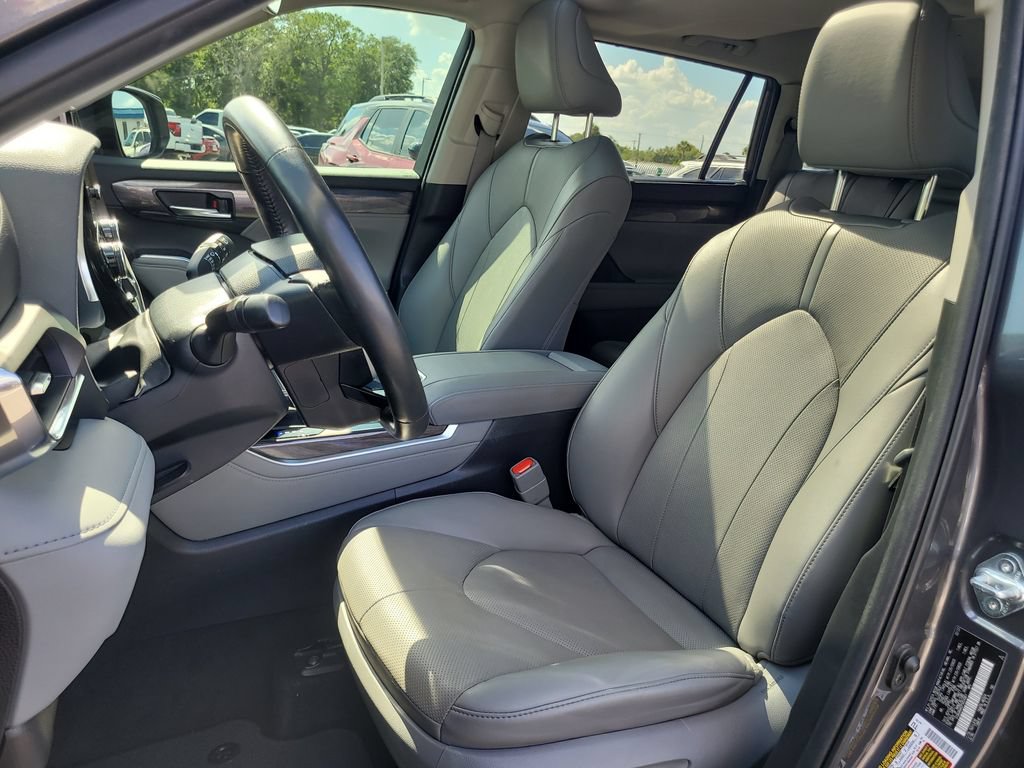 Used 2023 Toyota Highlander Limited FWD image 19